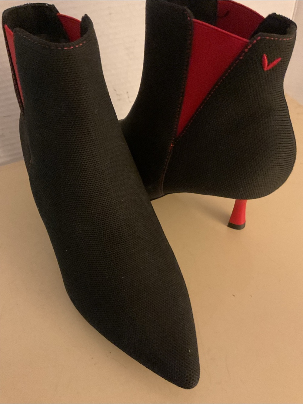 Vivaia women black and red knit kitten heel boots US 8.5
